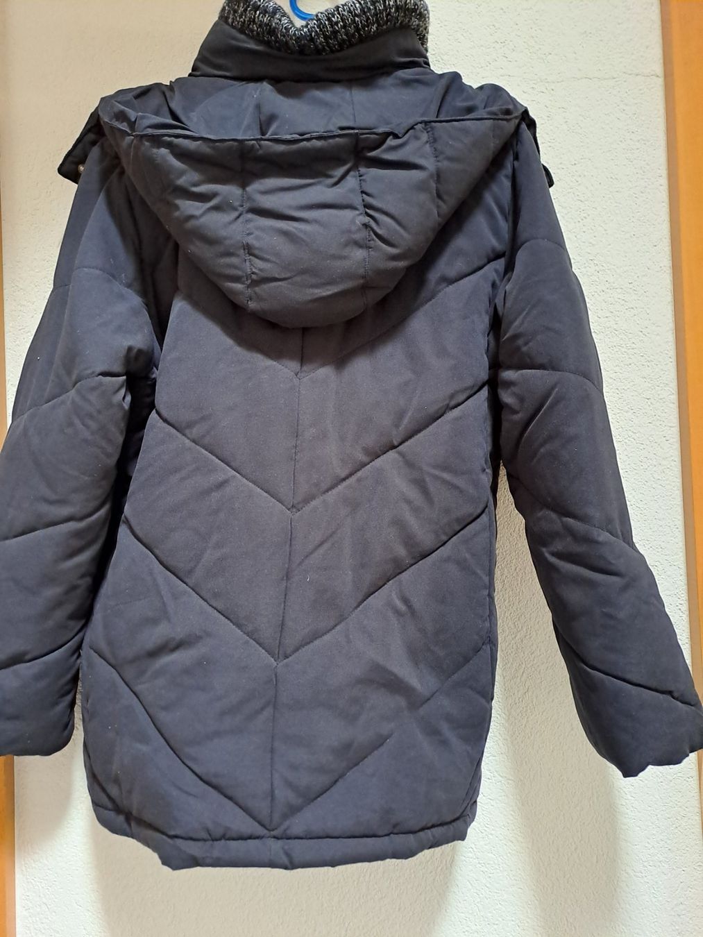 Vestes: Winterjacke mit Kapuze, Gr. 42 – D'occasion à Frauenfeld par Andadaa