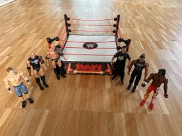 WWE Wrestling Ring mit 6 Figuren, guter Zustand