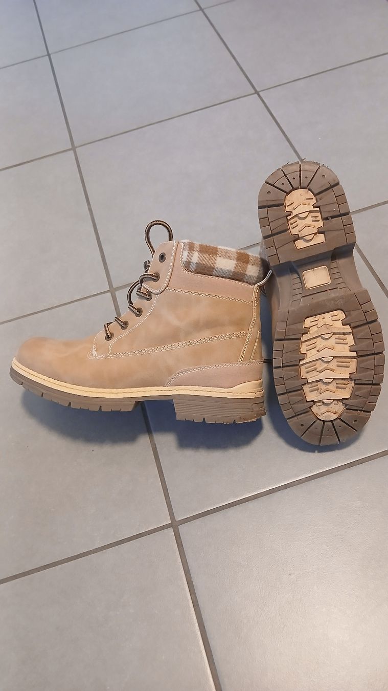 Scarpe da donna: Cestfini Winter Boots – Usato da Luzern venduto da Helloasa 2
