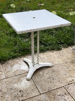 Antiker Gartentisch aus Metall mit Gusseisenfuss