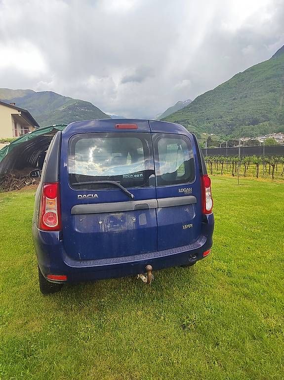 Dacia Autos: Dacia Logan 1.6, 7 posti, con gancio traino – Gebraucht aus Camorino von RF72 2