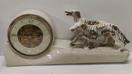 ART-DECO TISCHUHR mit Windhund-Motiv, um 1940 Porzellan (L33