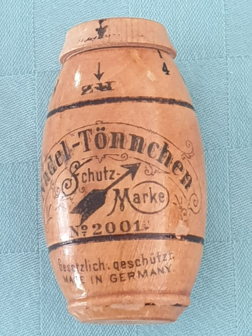 Nadeln: antikes Nadel-Tönnchen Schutz-Marke 2001 – Gebraucht aus Mörschwil von spirspi 2