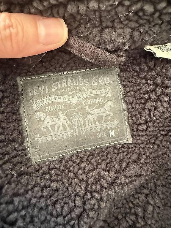 Levi's Giacche: Veste en jeans noire Levi's – Usato da Forel (Lavaux) venduto da AuroreGI 1