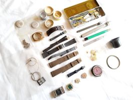 Lot de fournitures horlogères et outils 