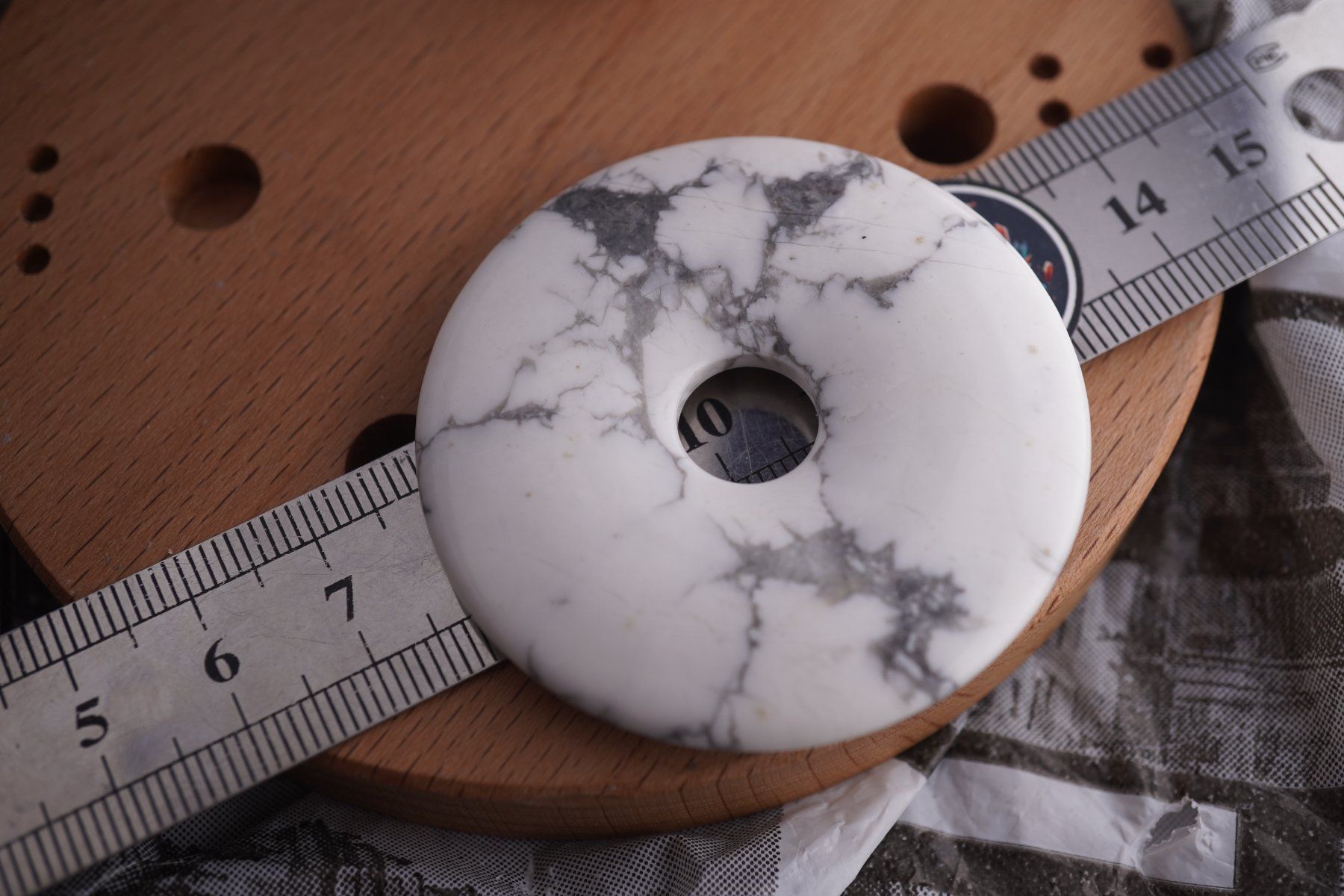 Minerali & Pietre curative: Howlith     Donut   pi Scheibe      50mm Ab 1.- – Nuovo e nell'imballaggio originale da Eschenbach SG venduto da topstone 6