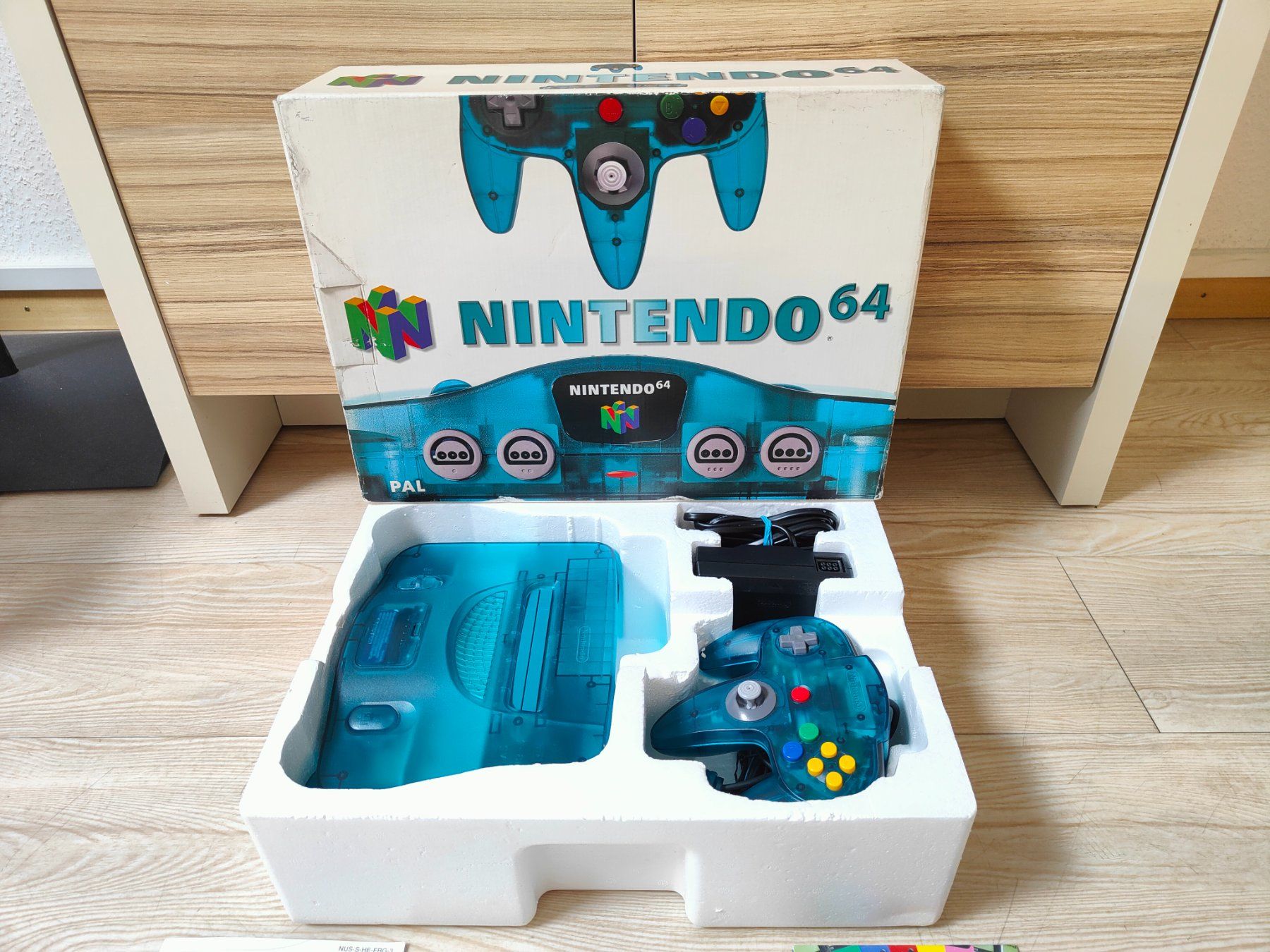Nintendo Console: Console Nintendo 64 "Édition Ice Bleu" Turquoise en Boîte – Usato da Châtelaine venduto da Chompis