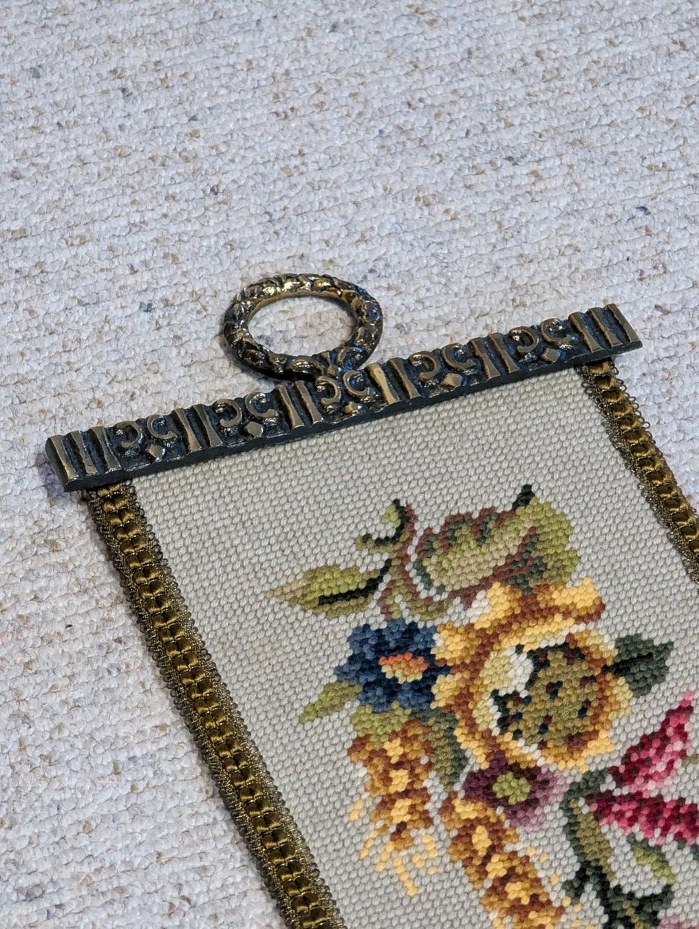 Tutte le decorazioni: Gestickter Wandbehang mit Blumenmuster, Vintage Deko – Usato da Spiez venduto da Crazyduck 2