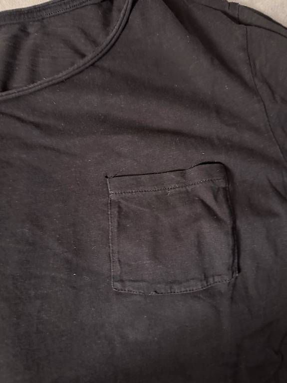 T-shirt: Schwarzes T-Shirt mit Brusttasche – Usato da Wädenswil venduto da dom_pz5d 1