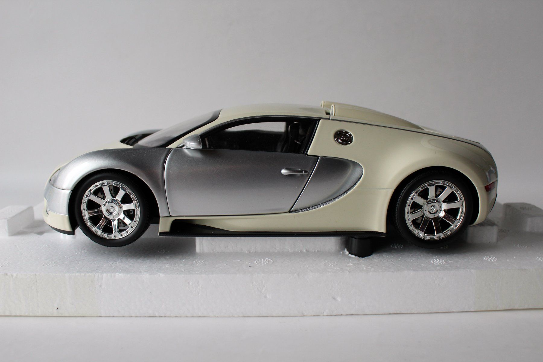 MINICHAMPS Modellauto 1:18 - Bugatti Veyron (Neu und originalverpackt ...