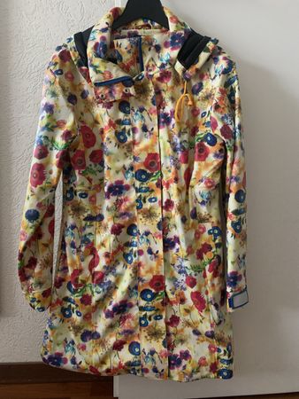 Stylish Jensen Floral Raincoat, Size Small, New!