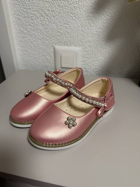Schuhe für Mädchen: Schöne Mädchen Schuhe – Gebraucht aus Fahrweid von ant_gqm8