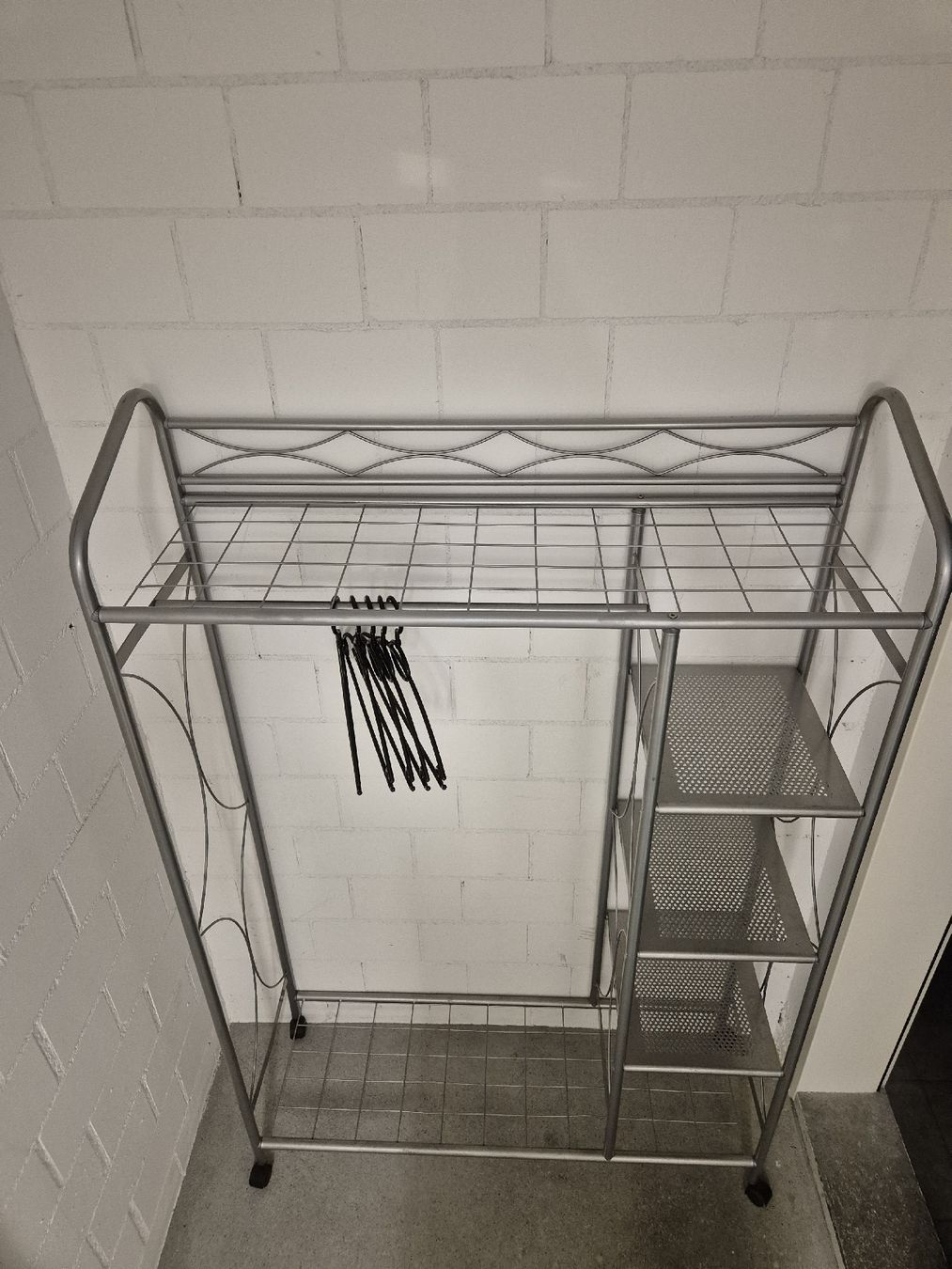 Guardaroba: Kleiderständer / Garderobe mit Rädern – Usato da Gisikon venduto da Spunk 1