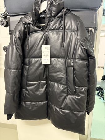 Schwarze ZARA Jacke in Leder Optik, Grösse M, neuwertig!