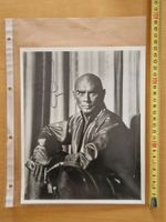 Yul Brynner, Original Autogramm auf Grossfoto in s/w