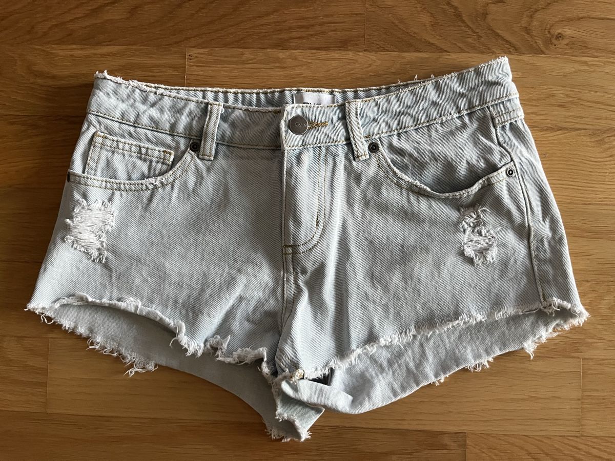 RVCA Pantaloni: RVCA Jeans Shorts, Grösse 28 – Usato da Frauenfeld venduto da heyLani