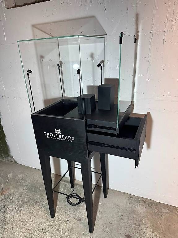 Vetrine: Verkaufsvitrinen Schmuck Vitrine Display Schautisch – Usato da Oetwil an der Limmat venduto da fredericklugt 1