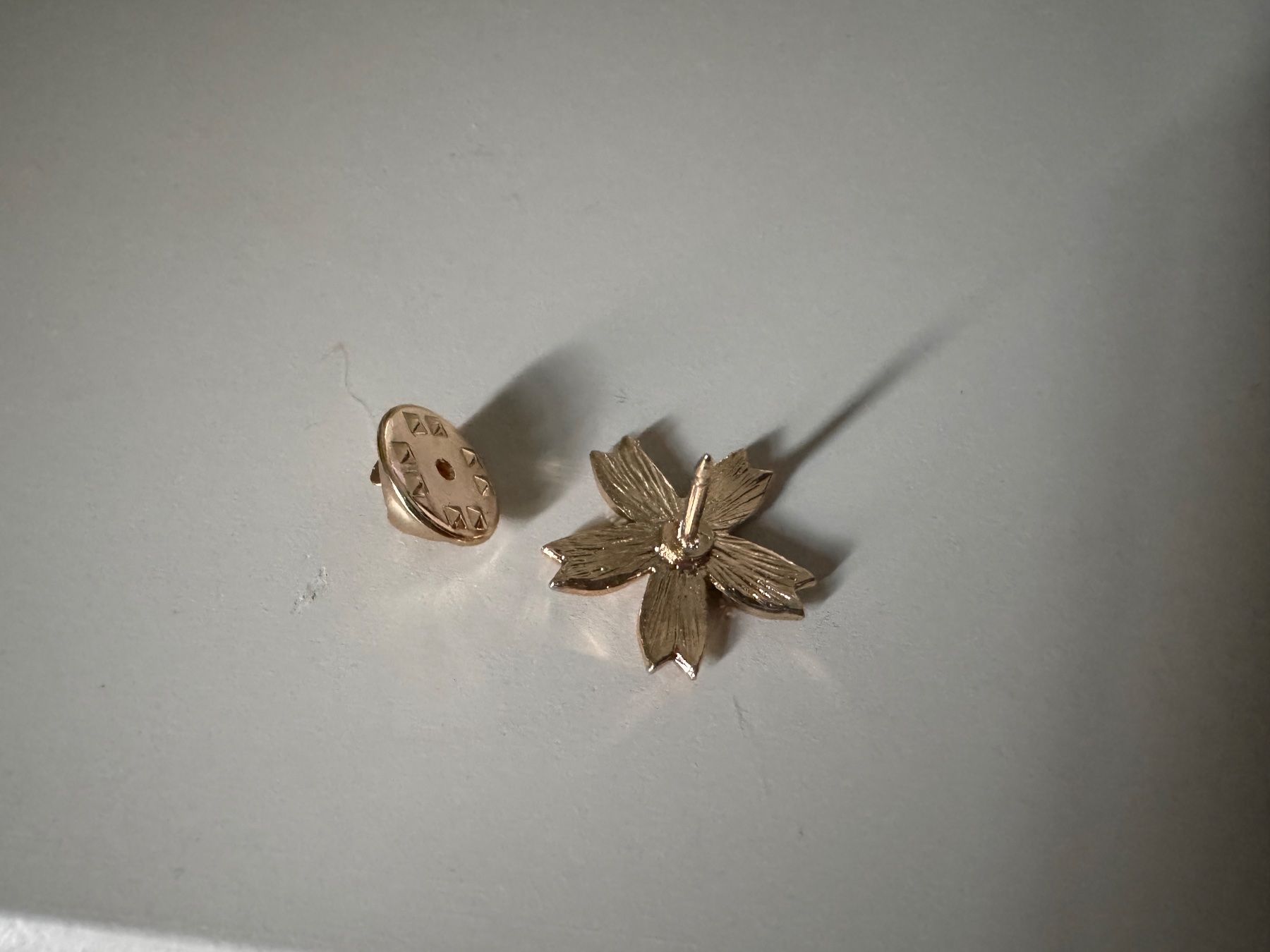 Spille & Fermagli: Cherry flower pin – Nuovo (secondo la descrizione) da Genève venduto da Ballpencase 2