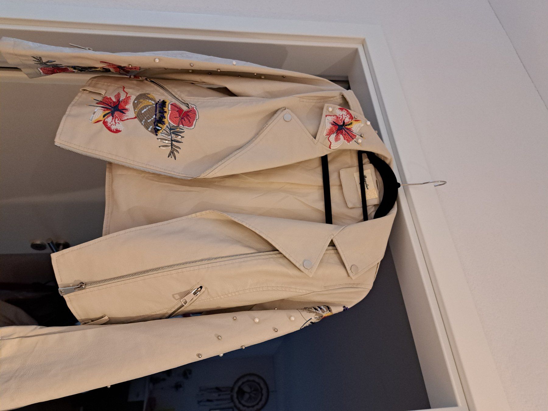 Jacken: Veste Simili Cuir Regular L - Fleurs Brodés - Printemps! – Gebraucht aus Düdingen von petitloup 2