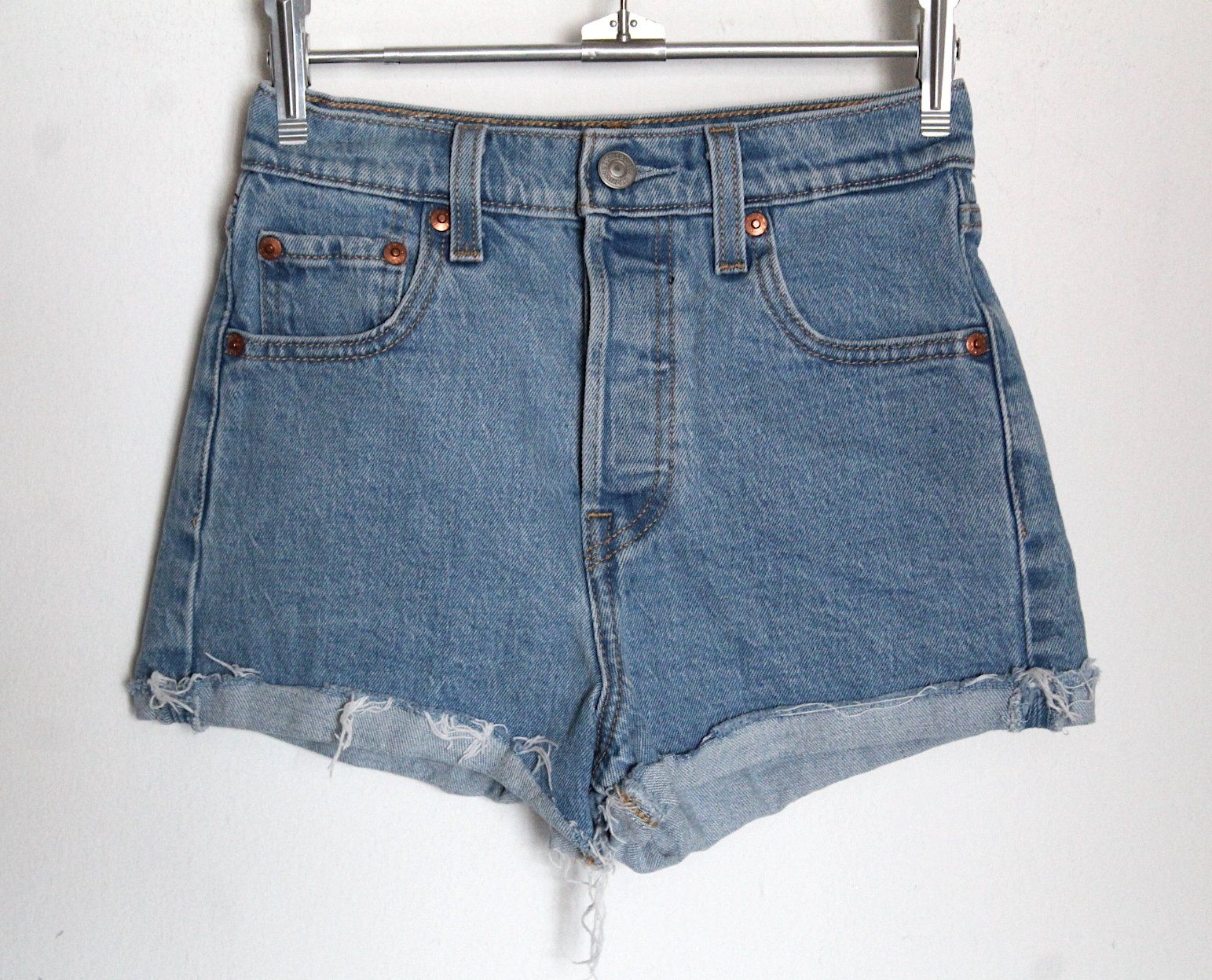 Levi's Jeans: Neu , Kurze Levis Jeans , Gr. S – Usato da Locarno venduto da madame-tus-sauds
