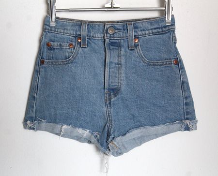 Neu , Kurze Levis Jeans , Gr. S
