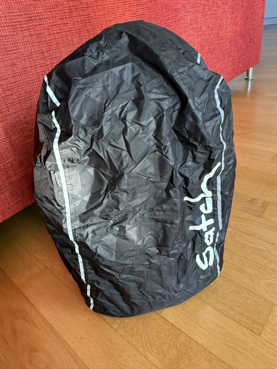 Satch Rucksäcke: Schulrucksack Satch schwarz-rot – Gebraucht aus Birsfelden von vulgopen 7