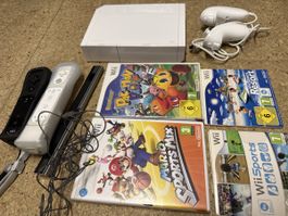 Nintendo Wii Weiss + 4 Spiele + 2 Controller + 2 Nunchuks 