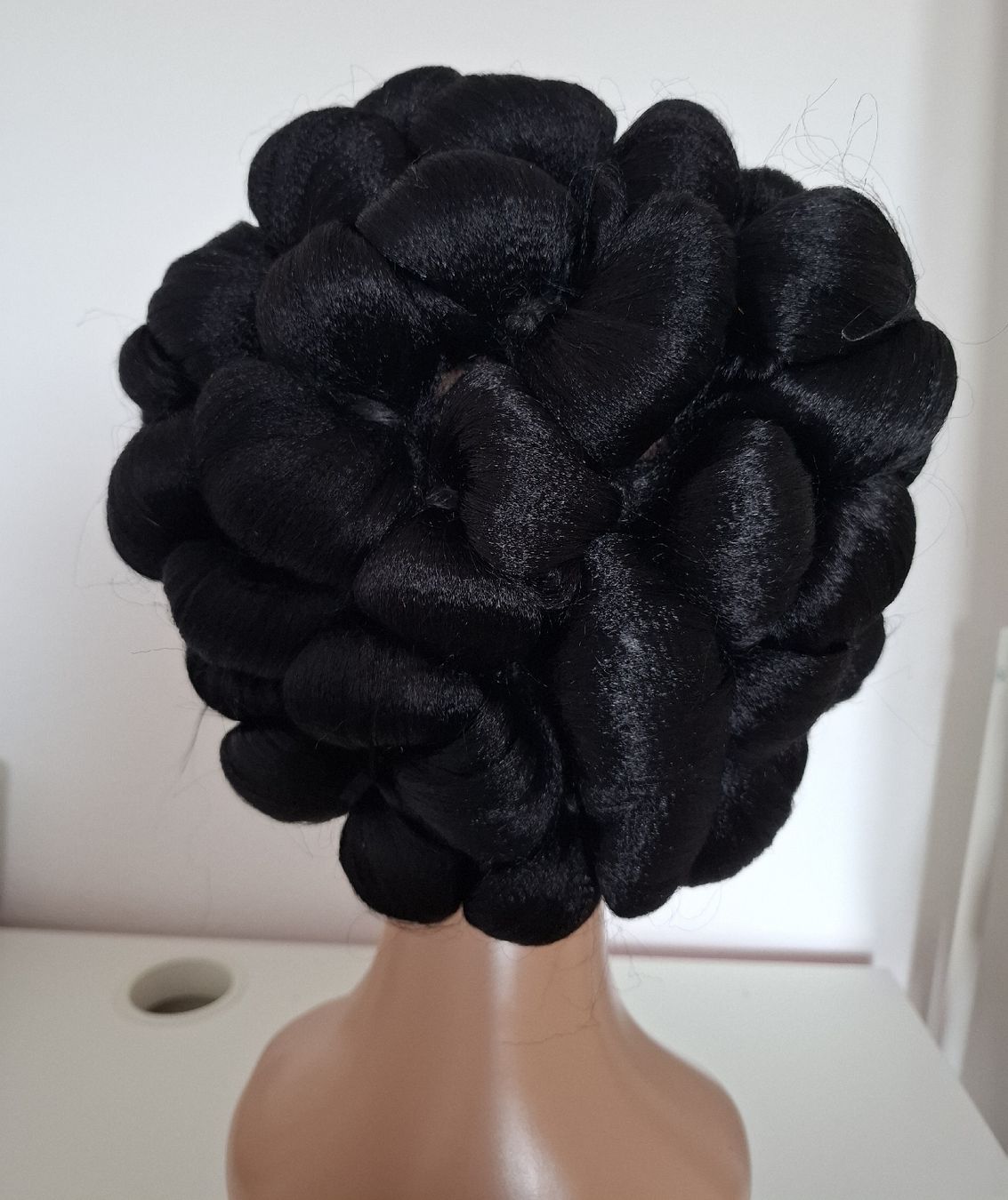 Parrucche: Black Braided Wig with High Bun | Elegant Style | Handmade – Nuovo (secondo la descrizione) da Lausanne venduto da usa_xd5k 5