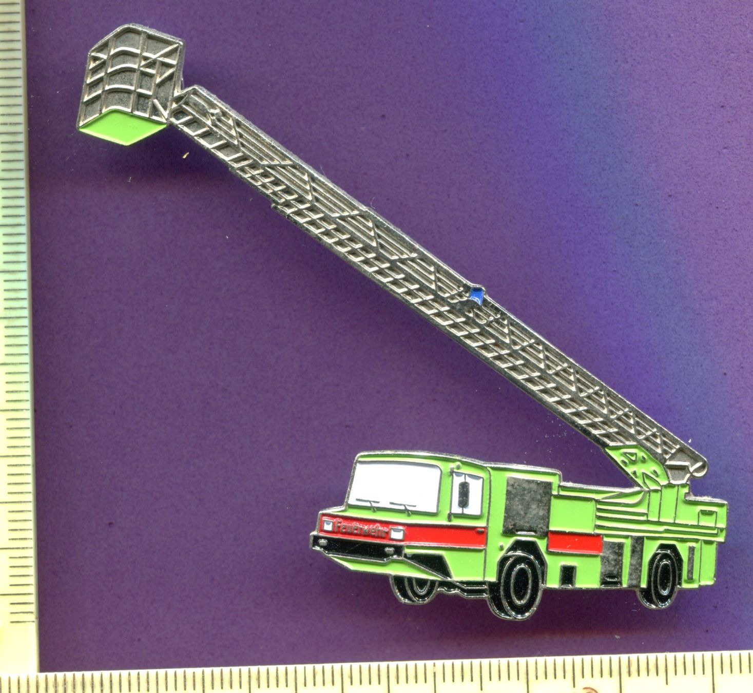 Placchette & Badge: FEUERWEHRAUTO  mit Drehleiter – Usato da Winterthur venduto da Sammleroase
