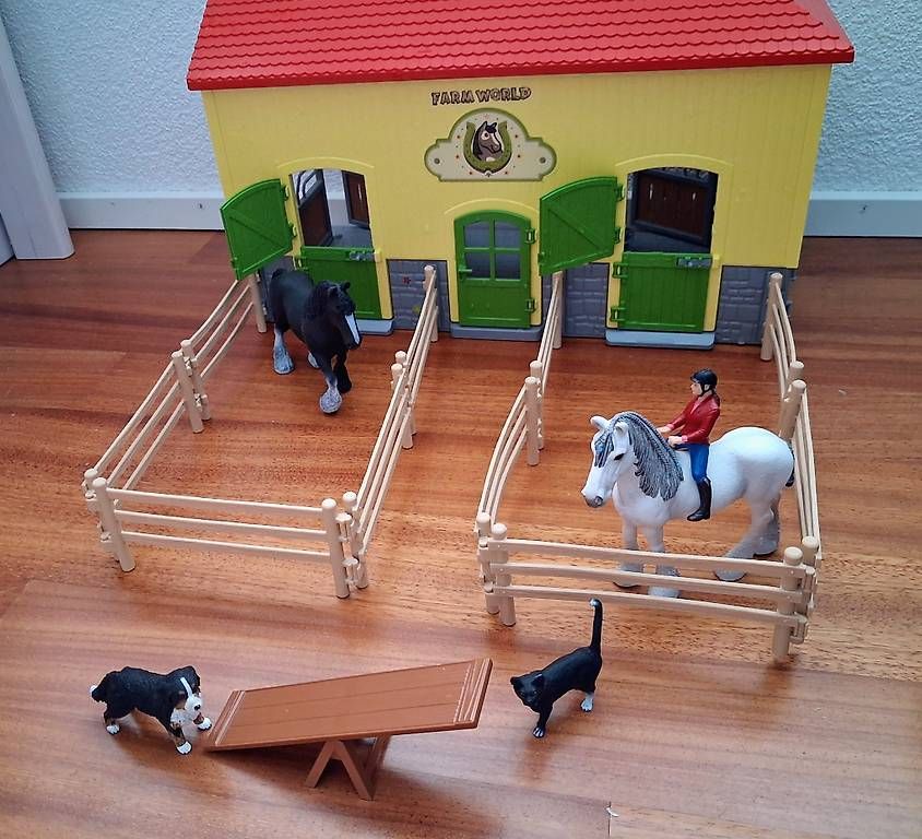 Schleich Giocattoli: Schlaich Pferdestall Farm World – Usato da Adliswil venduto da mupet 1