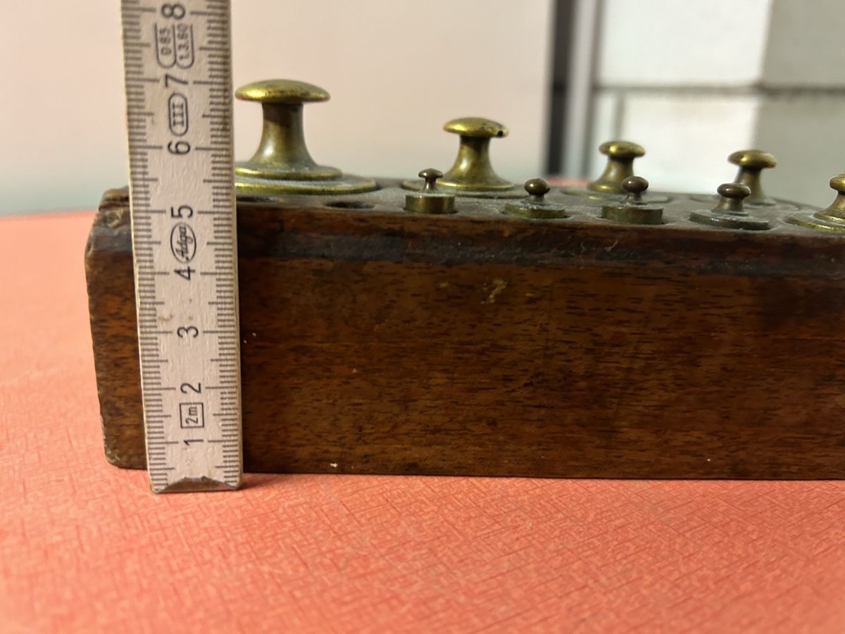 Balances et poids: Gewichtssatz Messing Holzbox gebraucht, 9  Stück. – D'occasion à Lanzenhäusern par vic63 8