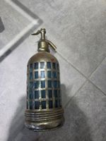 un siphon de seltz / bouteille siphon).
