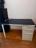 Arbeitstisch mit Linoleum o.ä. Oberfläche