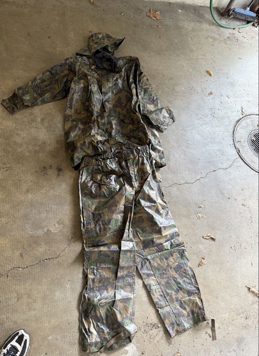 Schweizer Armee Uniformen: TAZ 90 Regenschutz Schweizer Armee – Gebraucht aus Lausanne von ene_yf7n