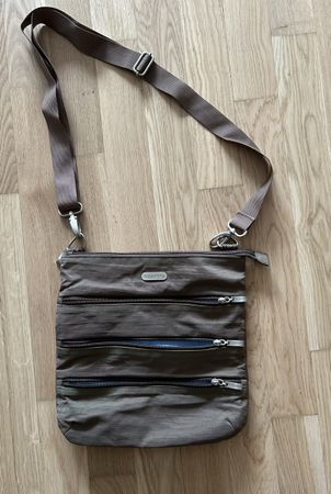 Baggallini Umhängetasche braun - Praktisch für Reisen