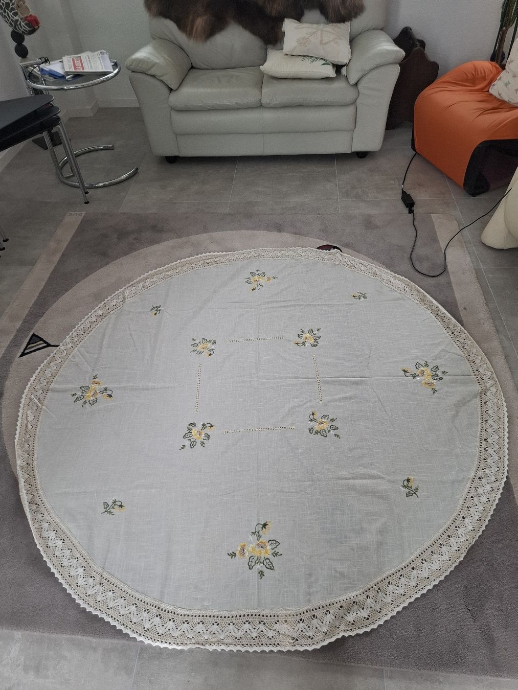 Altra biancheria da tavola: Nappe ronde brodée pour guéridon – Usato da Yverdon-les-Bains venduto da Layla5919 1