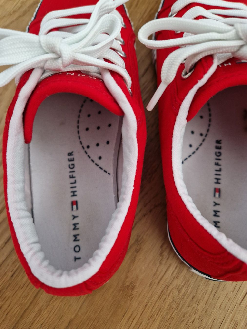 Tommy Hilfiger Scarpe per ragazzi: Stoffschuhe Thommy Hilfiger Gr. 33 – Nuovo (secondo la descrizione) da Davos-Dorf venduto da Bpelikan 2