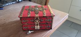 Dose mit Schloss und Schluessel, rot/gold, 15cm