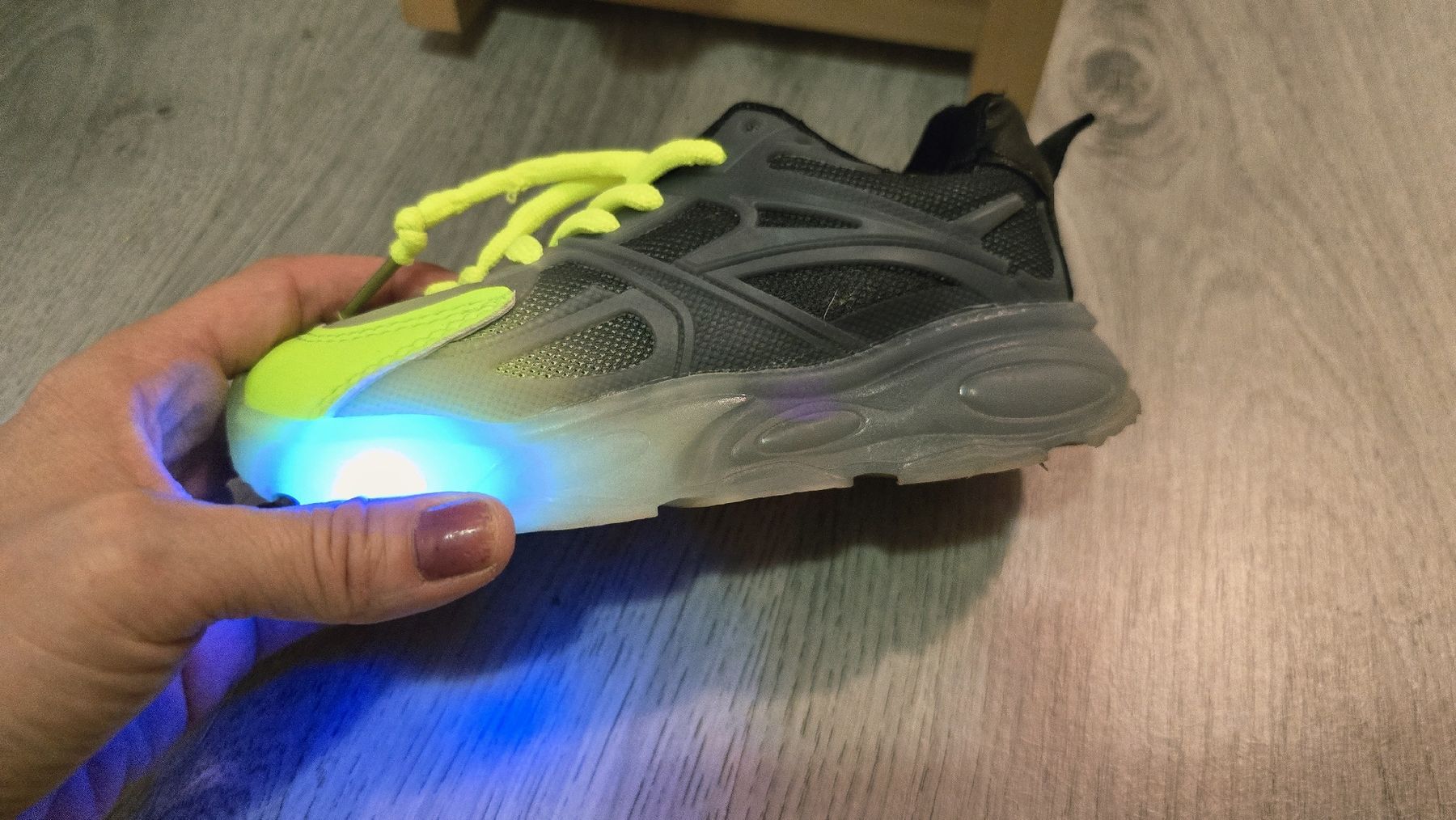Chaussures garçon: Sneaker gr. 28  mit Led lights – D'occasion à Wängi par tamaso11 2