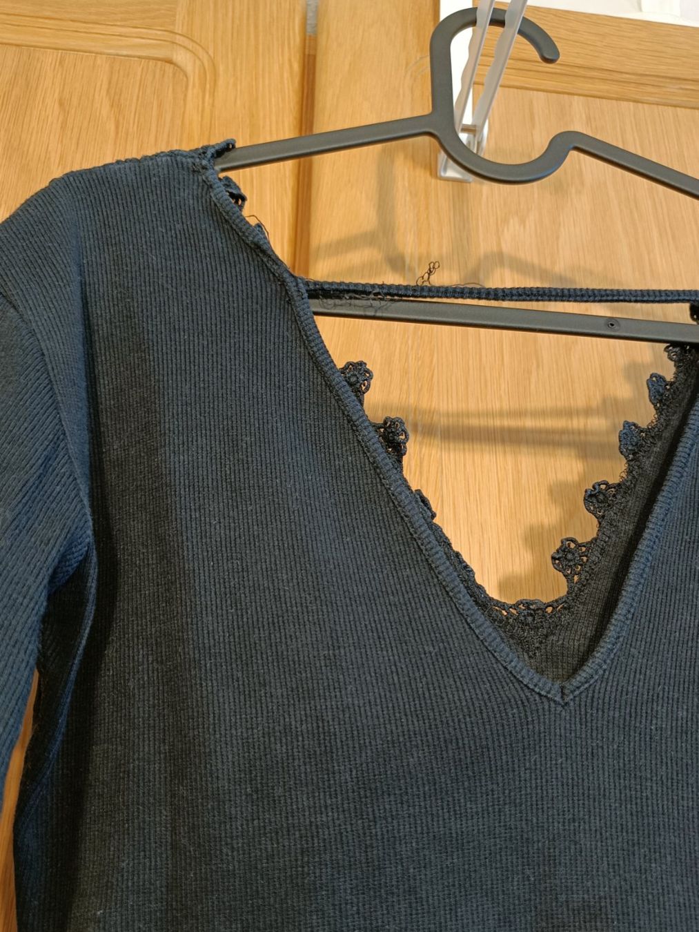 Top: Schwarzer Body mit Spitze | V-Ausschnitt Grösse M – Usato da Zürich venduto da Atelier.Second 4