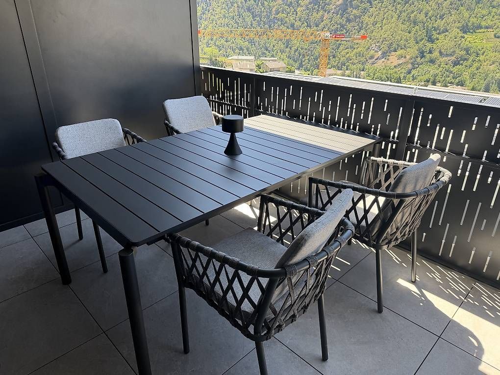 Set di tavolo e panche: Modernes Gartenmöbel-Set mit 4 Stühlen  neuwertig – Usato da Visp venduto da leh_5dwb