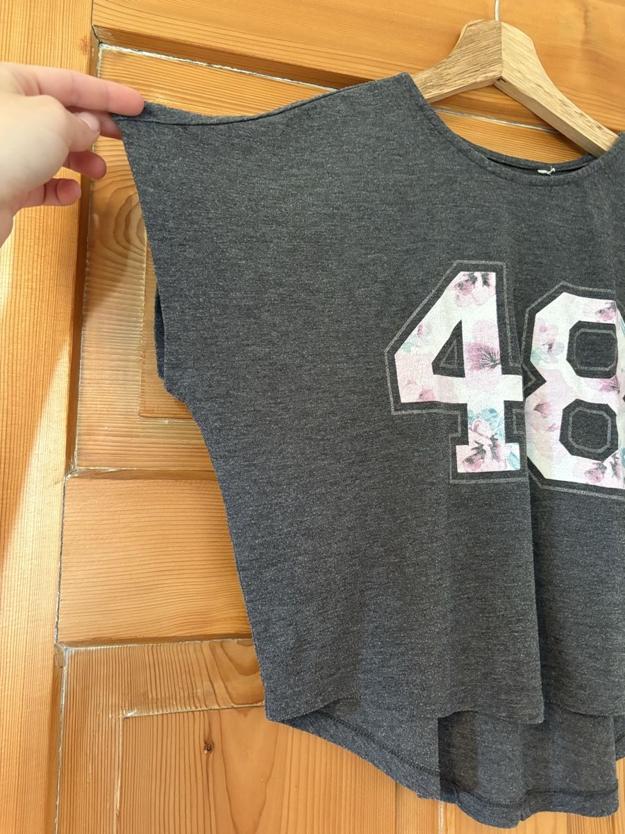 T-Shirts: Shirt mit Blumenprint "48", Grösse S – Gebraucht aus Frauenfeld von lin_77m9 2