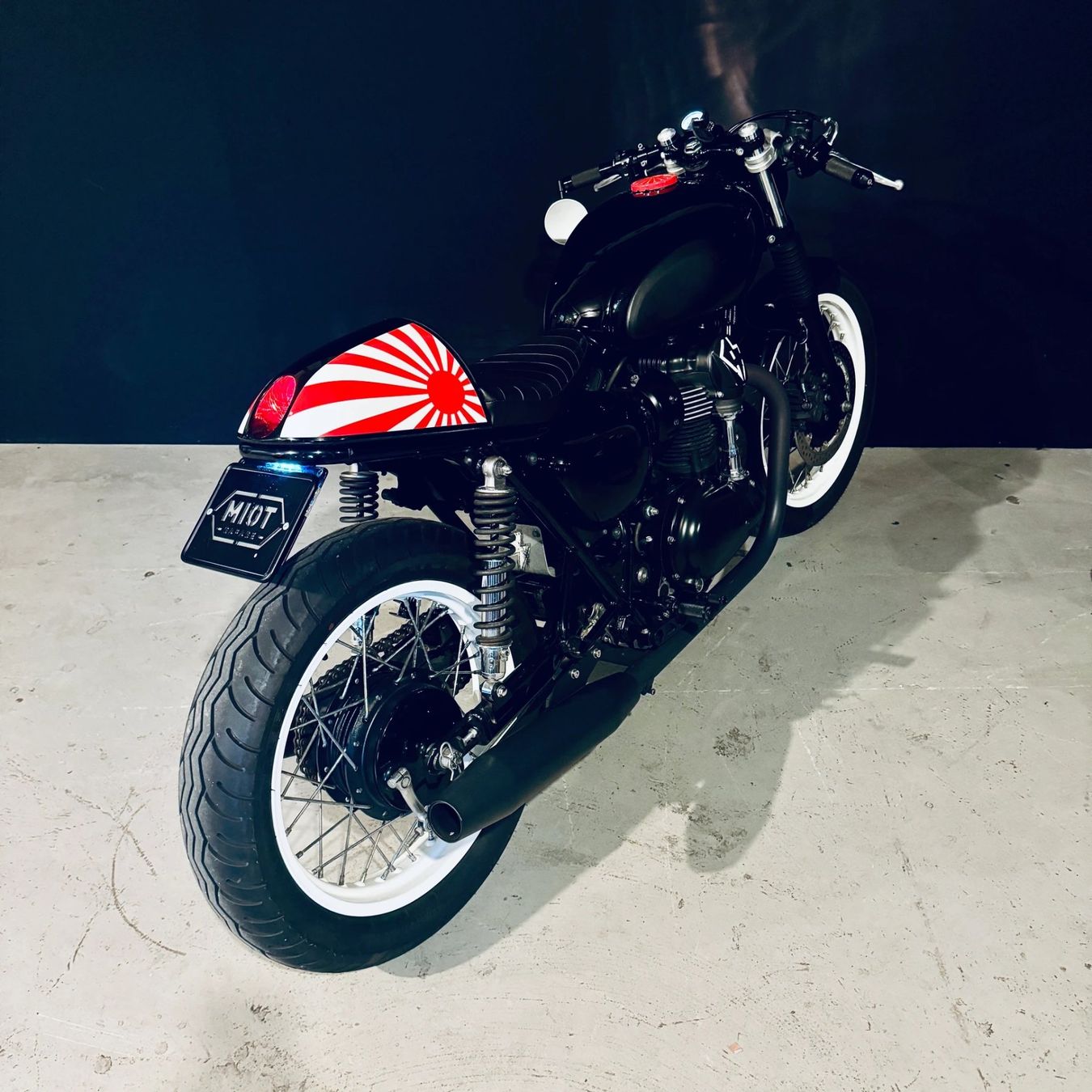 Kawasaki Strada: KAWASAKI W 800 - Einzigartiger W800 Cafe Racer – Usato da Oberhofen Thun'see venduto da -MIOT-
