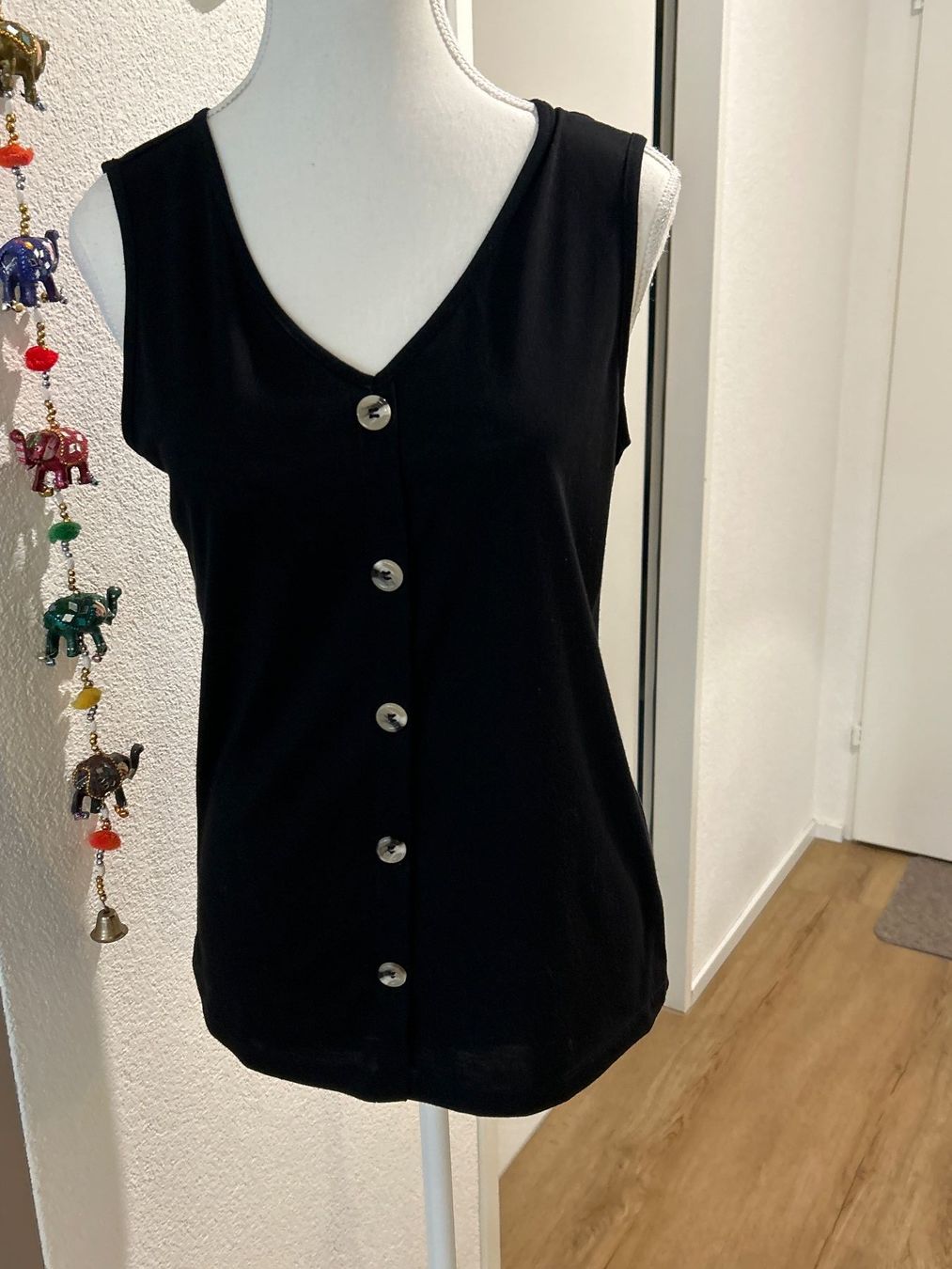 Top: Damen Top schwarz mit V - Ausschnitt – Usato da Brunnen venduto da Nala2929 4