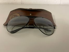 une paire de Ray Ban