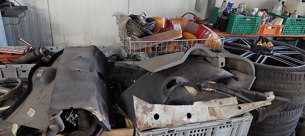 Tutti pezzi di ricambio auto: Diverse VW Käferteile zu verkaufen – Usato da Tuggen venduto da chrigi.9 3