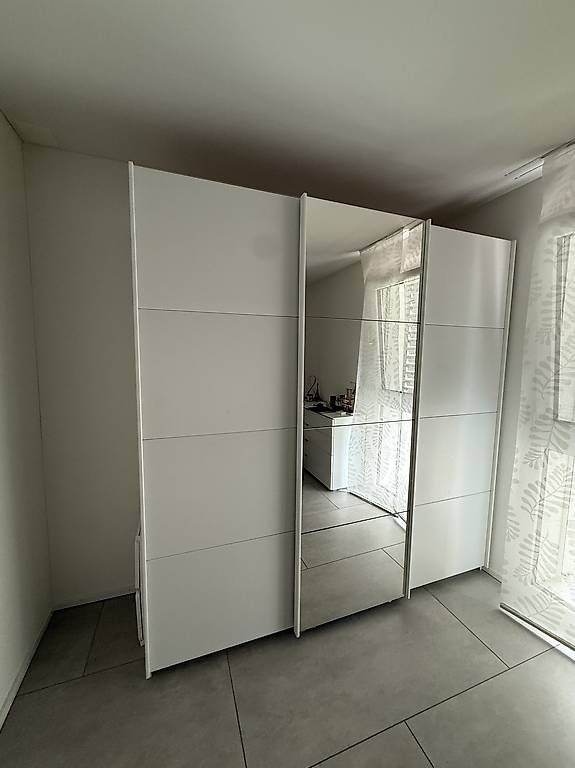 Armadi: Moderner Kleiderschrank mit Spiegel – Usato da Lengnau BE venduto da aya_2tvj