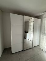 Moderner Kleiderschrank mit Spiegel