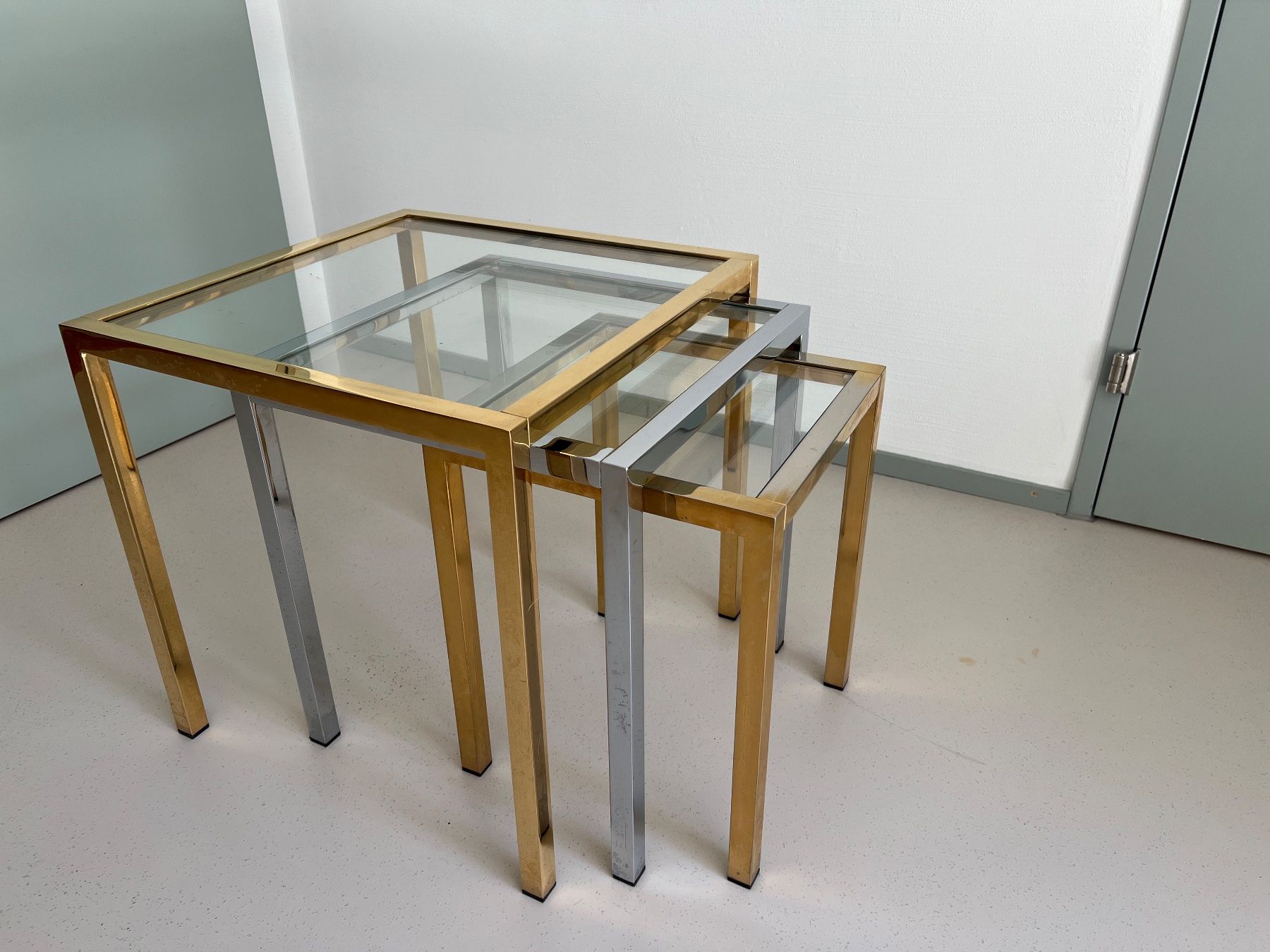 Set di tavolo e panche: 3er Set Design Tischli aus Glas und Messing – Usato da Basel venduto da hb-uak