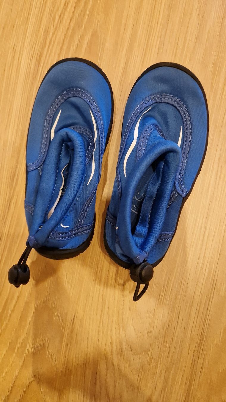 Scarpe per ragazzi: Kinder Schwimmschuhe Gr. 25 – Usato da Oensingen venduto da Nussikowski